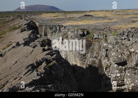 Tektonischer Riss in der Nähe Grjótagjá und die Sellandafjall Tuja vulkanischen Berge. Mývatn-region Stockfoto