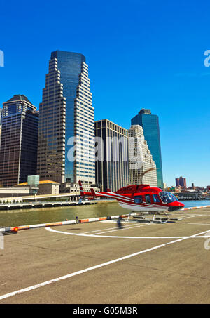 Hubschrauberlandeplatz am Hubschrauberlandeplatz in Lower Manhattan New York, USA, am East River. Pier 6. Wolkenkratzer im Hintergrund Stockfoto