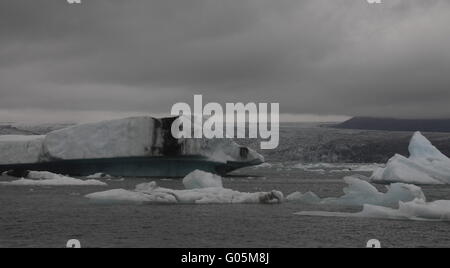Eisberge in Jökulsárlón. Gletscherlagune Jökulsárlón ist eine Lagune gebildet vor den Gletscher Breiðamerkurjökull Sou Stockfoto