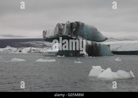 Eisberge in Jökulsárlón. Gletscherlagune Jökulsárlón ist eine Lagune gebildet vor den Gletscher Breiðamerkurjökull Sou Stockfoto