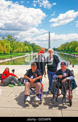 Washington DC, USA - 2. Mai 2015: Kriegsveteranen und Hüter der Ehre Flug des mittleren Tenessee Non-Profit-Organisation am Lincoln Memorial Reflecting Pool. Washington Monument im Hintergrund. Stockfoto