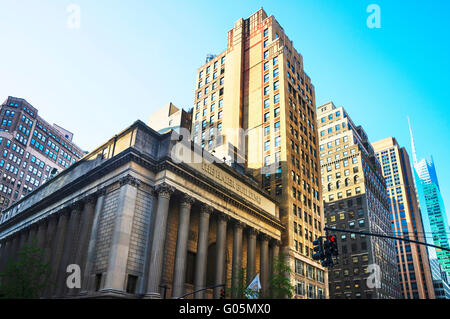 New York, USA - 6. Mai 2015: Greenwich Sparkasse in Midtown Manhattan in New York, USA. Jetzt ist das Gebäude Haier Building genannt. Weil es Haier America im Jahr 2000 gekauft. Stockfoto