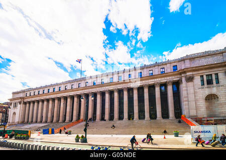 New York, USA - 24. April 2015: Streetview bei James Farley Post Office Building in Midtown Manhattan, New York City, USA. Es ist die Post der USA. Touristen in der Nähe Stockfoto