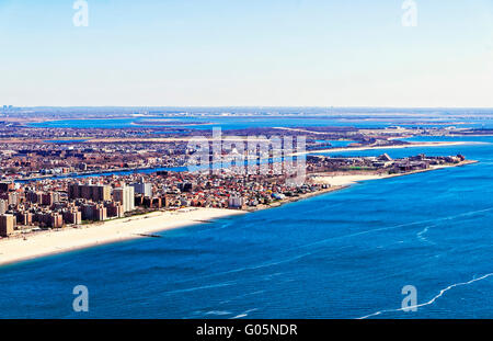 Luftaufnahme von Hubschrauber von Long Island in New York, USA. Es ist die westlichste Wohn- und Umgebung von New Yorker Stadtteil Queens Stockfoto