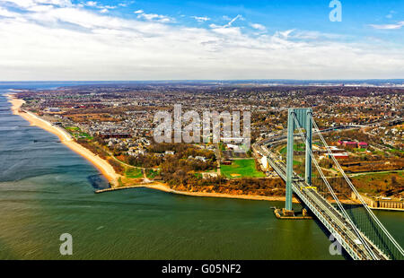 Luftbild auf Verrazano-Narrows-Brücke über die Narrows. Es verbindet Brooklyn und Staten Island. Narrows ist Meerenge verbindet Upper Bay mit Lower Bay. Blick auf Fort Wadsworth in Staten Island Stockfoto