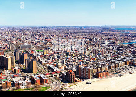 Luftaufnahme von Hubschrauber nach Long Island in New York, USA. Es ist die westlichste Wohn- und Umgebung von New Yorker Stadtteil Queens Stockfoto