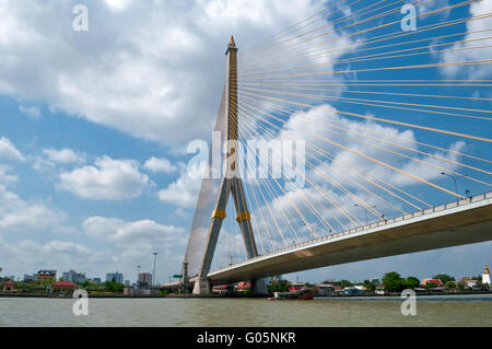 Rama-VIII-Brücke in Bangkok Ansicht von unten Stockfoto