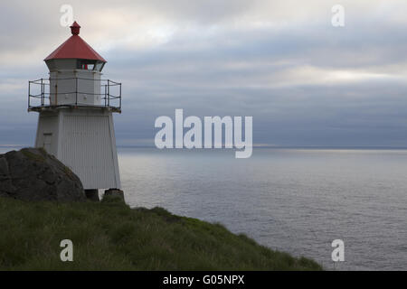 Leuchtturm an der Küste zwischen Unstad und Eggum Stockfoto