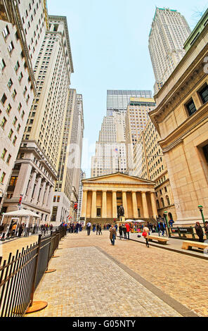 NEW YORK, USA - 24. April 2015: Federal Hall und Touristen in der Wall Street in Lower Manhattan, New York City, USA. Es war uns Custom House. Vor dem Gebäude ist die George-Washington-Statue Stockfoto