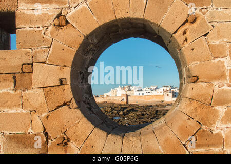 Blick durch ein Loch Kreis in der Festung an der Küste und Stadt Essaouira, Marokko. Stockfoto