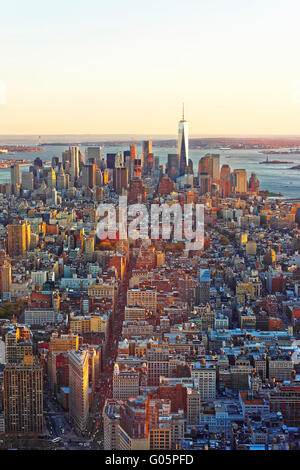 Blick auf die Innenstadt und Upper New York Bay, USA. Die Innenstadt von Manhattan, Lower Manhattan und New Jersey sind auf dem Hintergrund. Stockfoto