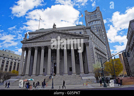 NEW YORK, USA - 24. April 2016: Streetview in New York State Supreme Building oder New York County Courthouse Stockfoto