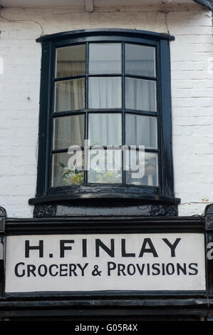 Alten Shop, Lebensmittelgeschäft und Bestimmungen. Berkeley Road, Tunbridge Wells, Kent. England. UK Stockfoto