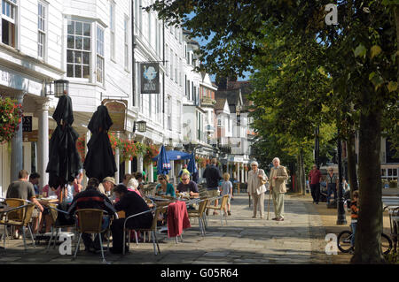 Cafés und Restaurants entlang der Pantiles. Royal Tunbridge Wells. Kent. England. UK Stockfoto