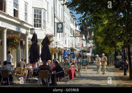 Cafés und Restaurants entlang der Pantiles. Royal Tunbridge Wells. Kent. England. UK Stockfoto