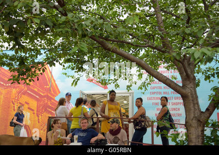 Kunden anstellen an einem Takeaway Restaurant, Eastern Market. Washington, DC. USA Stockfoto