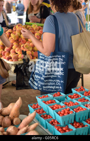 Eine Frau auf dem Bauernmarkt am osteuropäischen Markt einkaufen. DC älteste betrieben kontinuierlich öffentlichen Markt mit frischen Lebensmitteln. Washington. Stockfoto