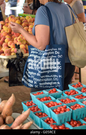 Eine Frau einkaufen bei der Bauernmarkt am östlichen Markt. DC's älteste fortwährend Betrieben frische Lebensmittel öffentlichen Markt. Washington DC, USA Stockfoto