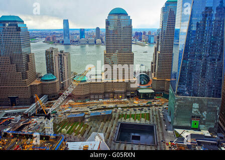 NEW YORK, USA – 23. April 2015: Luftaufnahme des National September 11 Memorial - 9/11 - der Financial District in Lower Manhattan. Es ist eine Erinnerung an die Terroranschläge am 11. September 2001 Stockfoto