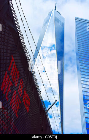 NEW YORK, USA - 24. April 2015: One World Trade Center und Ausdruck in Lower Manhattan, New York City, USA. Es ist ein WTC in kurzer oder Freedom Tower Stockfoto