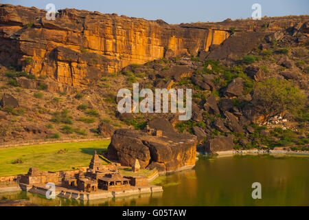 Hohen Winkel Bhutanatha Gruppe Tempel Tank Badami Stockfoto