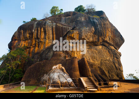 Sigiriya-Felsen Seite zweiter Stufe Treppe Lion Füße Stockfoto