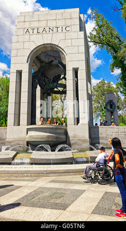 Washington DC, USA - 2. Mai 2015: Touristen und Kriegsveteran und Hüter der Ehre Flug Non-Profit-Organisation National World War 2-Memorial in der Nähe von Atlantic Arch, National Mall. Stockfoto