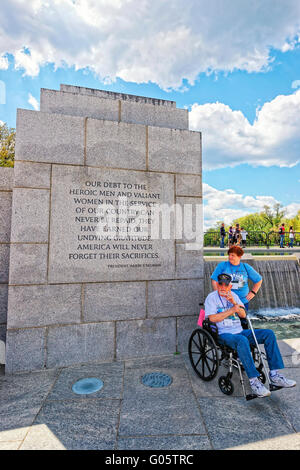 Washington DC, USA - 2. Mai 2015: Touristen und Kriegsveteran und Hüter der Ehre Flug Non-Profit-Organisation im 2. Weltkrieg Nationaldenkmal, National Mall. Stockfoto