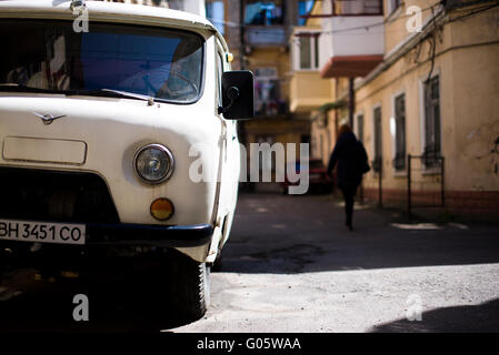 Odessa, Ukraine - 16. April 2016. Weißen alten Lieferwagen auf der Straße geparkt Stockfoto