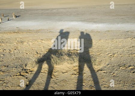 Schatten von zwei Reisenden gegen kargen trockenen Landschaft Stockfoto