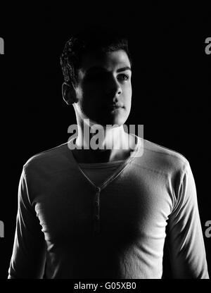 stilvolle Jüngling Porträt in Low-Key Stockfoto