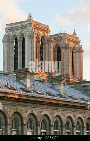 Notre Dame am Abend Stockfoto