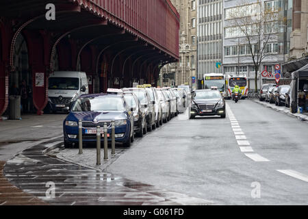 Taxis für Passagiere außerhalb Central Railway Station in Antwerpen, Belgien am 28. April 2016. In Belgien gibt es viel weniger tou Stockfoto