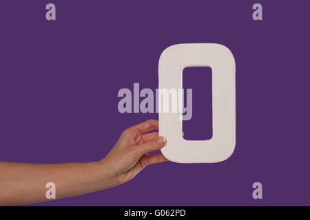 Weibliche Hand hochhalten der Buchstabe O v.l. Stockfoto