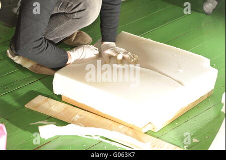 Frau einen Küchenhocker Polsterung. Stockfoto