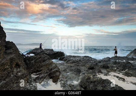 Fischer bei Currumbin Rock im Sonnenaufgang am Morgen Stockfoto