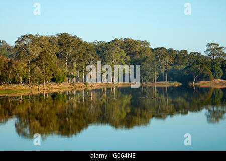 Wassergraben rund um Angkor Wat, UNESCO-Weltkulturerbe, Siem Reap, Kambodscha Stockfoto