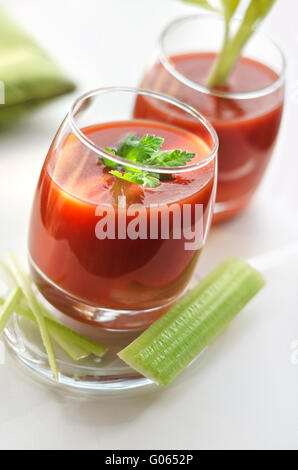 Tomatensaft in Gläsern und Sellerie Stockfoto