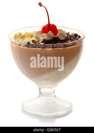 Frischer Kakao-Gelee mit Kirsche isoliert auf weiss Stockfoto