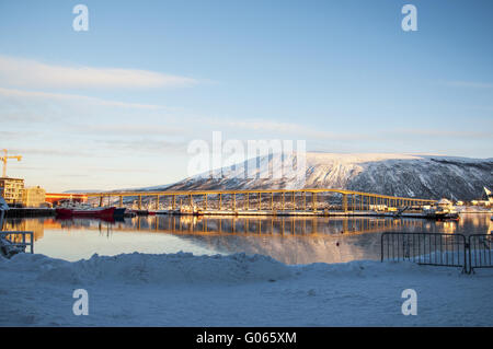 Blick auf die Tromsoe Brücke aus der Mitte des Fjords Stockfoto