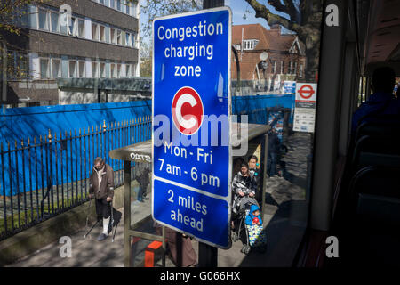 Luftaufnahme von einer Bushaltestelle und TFL Congestion Charging Zone Zeichen, gesehen aus dem oberen Deck des London-Bus außerhalb Kings College Hospital. Stockfoto