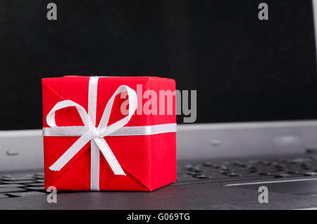 Geschenk auf einer Laptoptastatur Stockfoto
