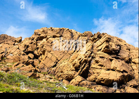 Große unregelmäßige gebrochene Felsen gegen teilweise bewölkt blauer Himmel, auf Hochebenen, Gros Morne National Park, Neufundland. Stockfoto