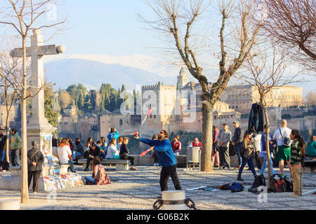 Menschen bei San Nicolas quadratisch mit Alhambra-Palast im Hintergrund. Granada, Andalusien, Spanien Stockfoto