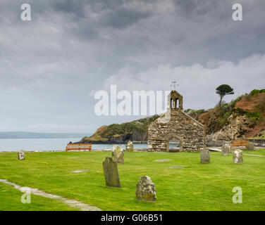 Die Ruinen der St. Brynach Kirche in Cwm yr Eglwys, Dinas Insel, Pembrokeshire, Wales Stockfoto