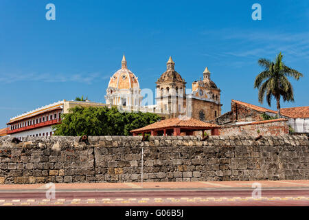 Stadtmauer und Kirche San Pedro Claver, Cartagena Stockfoto