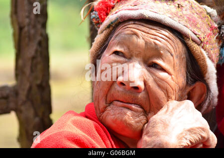 Porträt einer Ifugao ältere Frau Tracht in Banaue Stockfoto