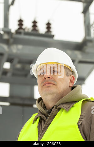 Ingenieur auf einem Transformator-Hintergrund im winter Stockfoto