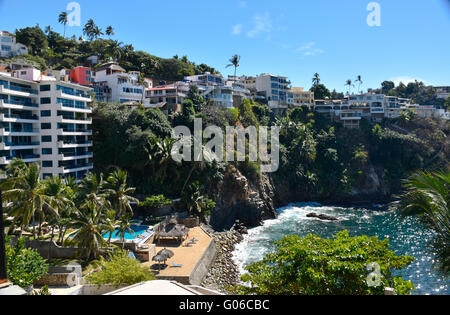 Coastal Haus auf den Klippen des Pazifischen Ozeans in Acapulco, Mexiko Stockfoto