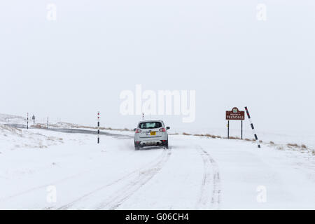 Verschneite Straße und herzlich willkommen auf Teesdale Schild am 29. April 2016, Harwood, Teesdale County Durham UK Stockfoto